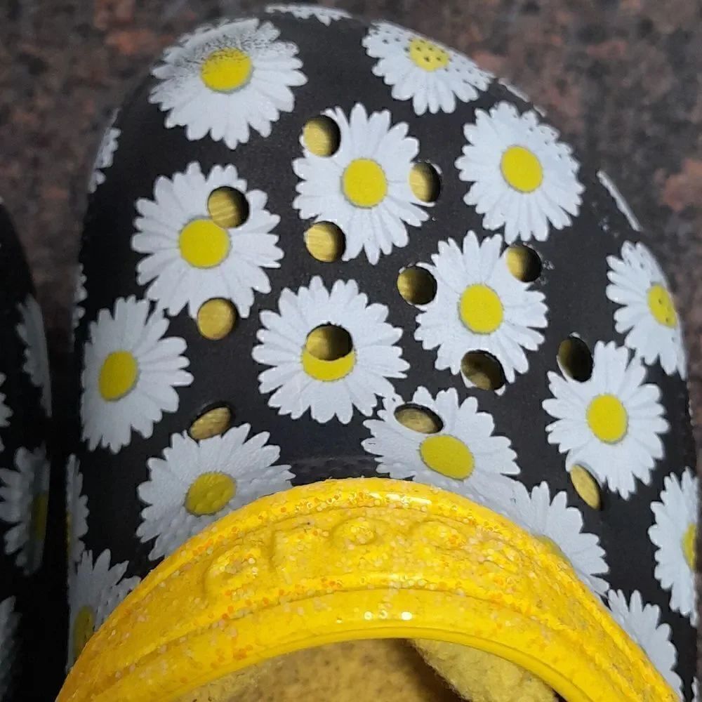 Girls Crocs Daisy Clogs..Size 6 - Picture 5 of 7